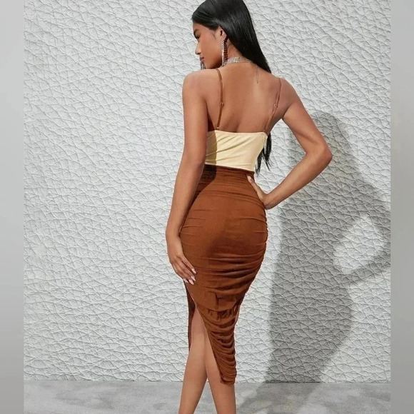 PRIVY Ruched open Keyhole Midi dress. NWT Size Large - Picture 2 of 8